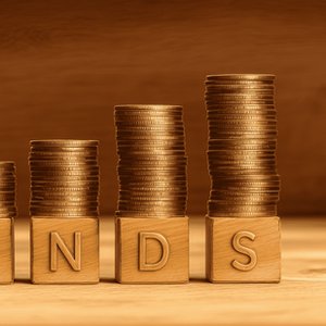 您好，资产保值增值的核心在于平衡风险与收益。红利ETF凭借稳定分红和抗周期特性，确实是长期配置的优选。不过具体选择哪几只，得结合市场环境和基金策略综合判断。  第一，关注行业分布。比如某机构的消费红利ETF，覆盖食品、医药等刚需板块，这类标的在震荡市中抗跌性更强。第二，管理团队的选股能力同样关键。某科技红利ETF的基金经理擅长挖掘高股息科技股，近五年超额收益明显。第三，别忽视流动性指标。某银行股ETF虽然规模不大，但日均成交额稳定，买卖价差小，适合普通投资者操作。  话说回来，市场变化快，单靠公开信息难免有盲区。我服务过上百位客户，见过不少因盲目跟风踩雷的案例。要是您想更精准地筛选标的，或者需要定制化资产配置方案，不妨加我微信聊聊。毕竟专业的事还是得交给专业的人，省心又省力。